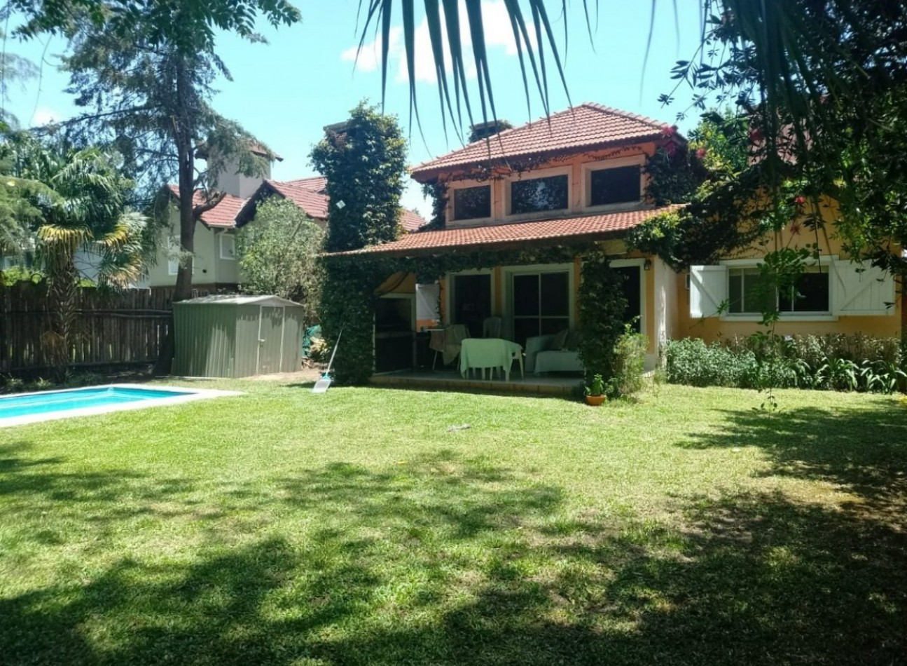 Venta Casa Barrio Privado Bermudas. 