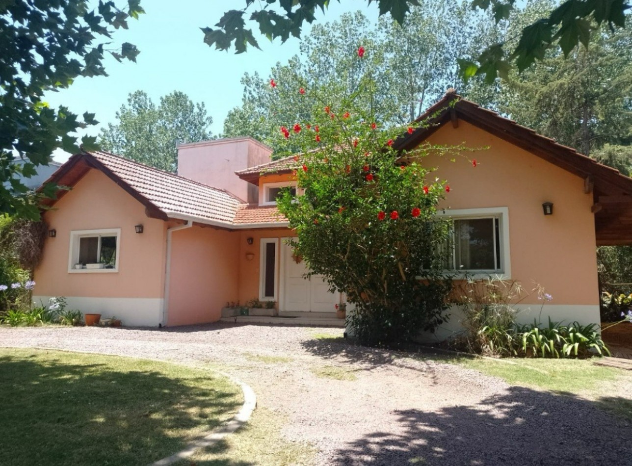 Venta Casa Barrio Privado Bermudas. 