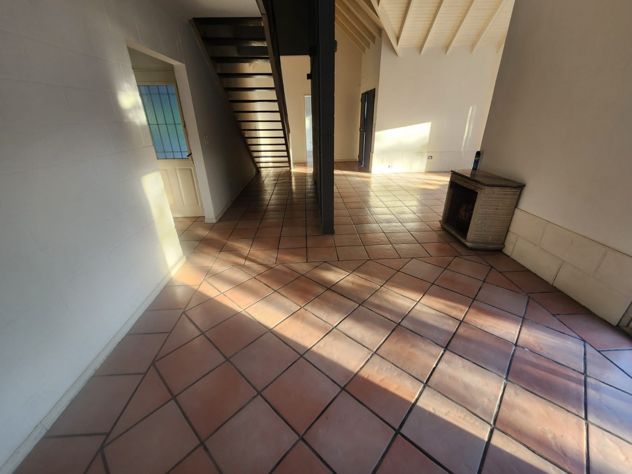 Alquiler Casa en Barrio Parque Pero. 