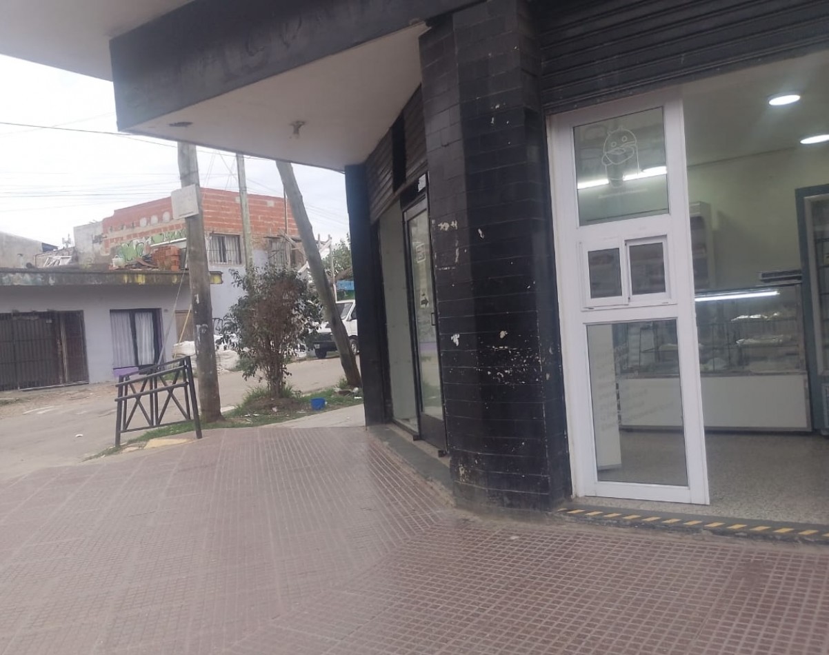 Local en Maquinista Savio. 