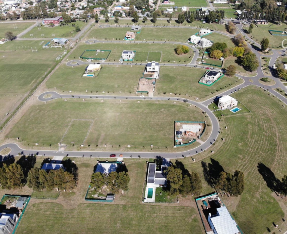 Lote en Barrio Santo Tomas.