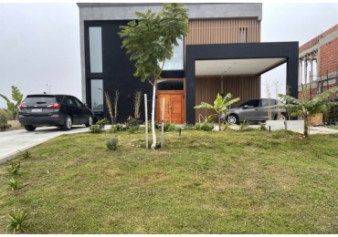 Casa en Barrio Ceibos Puertos del Lago.